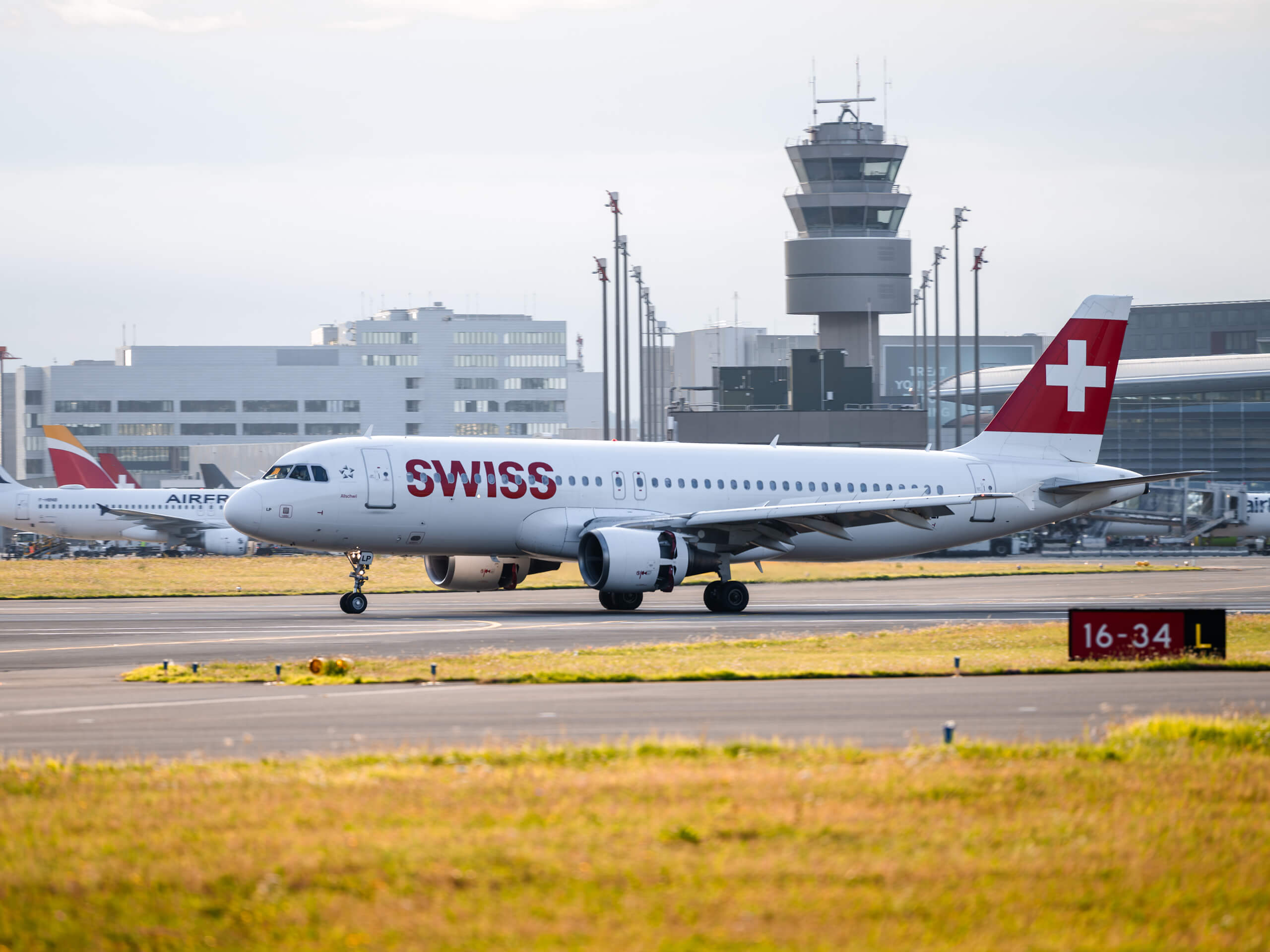 Tower mit Flugzeug