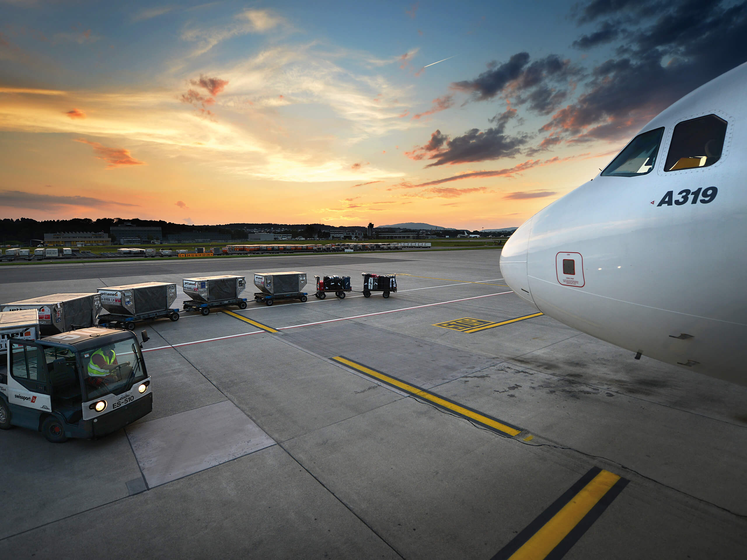 Flugzeugnase bei Sonnenuntergang