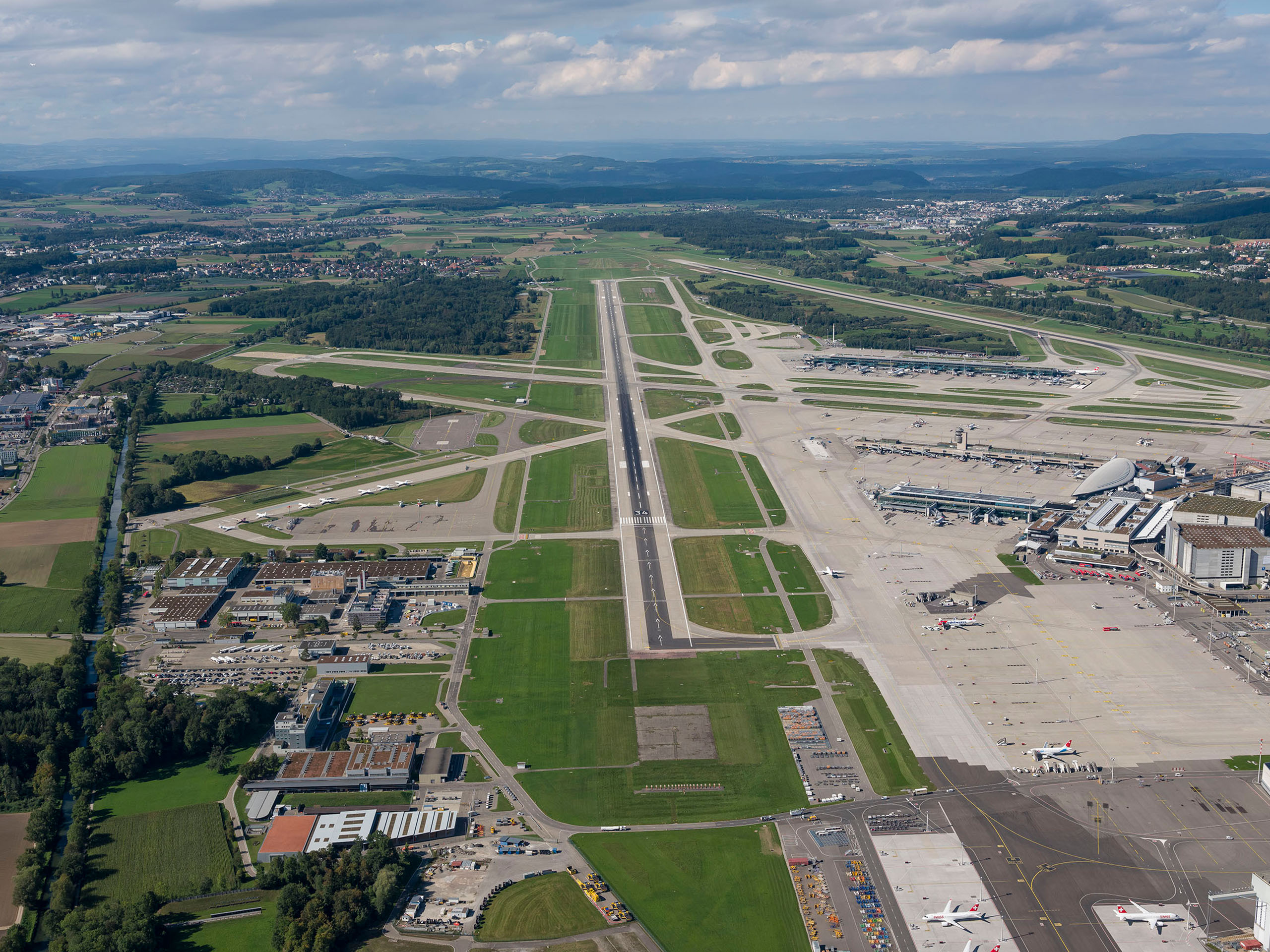 Experience airport operations in real time for aviation fans and spotters Flughafen Zuerich