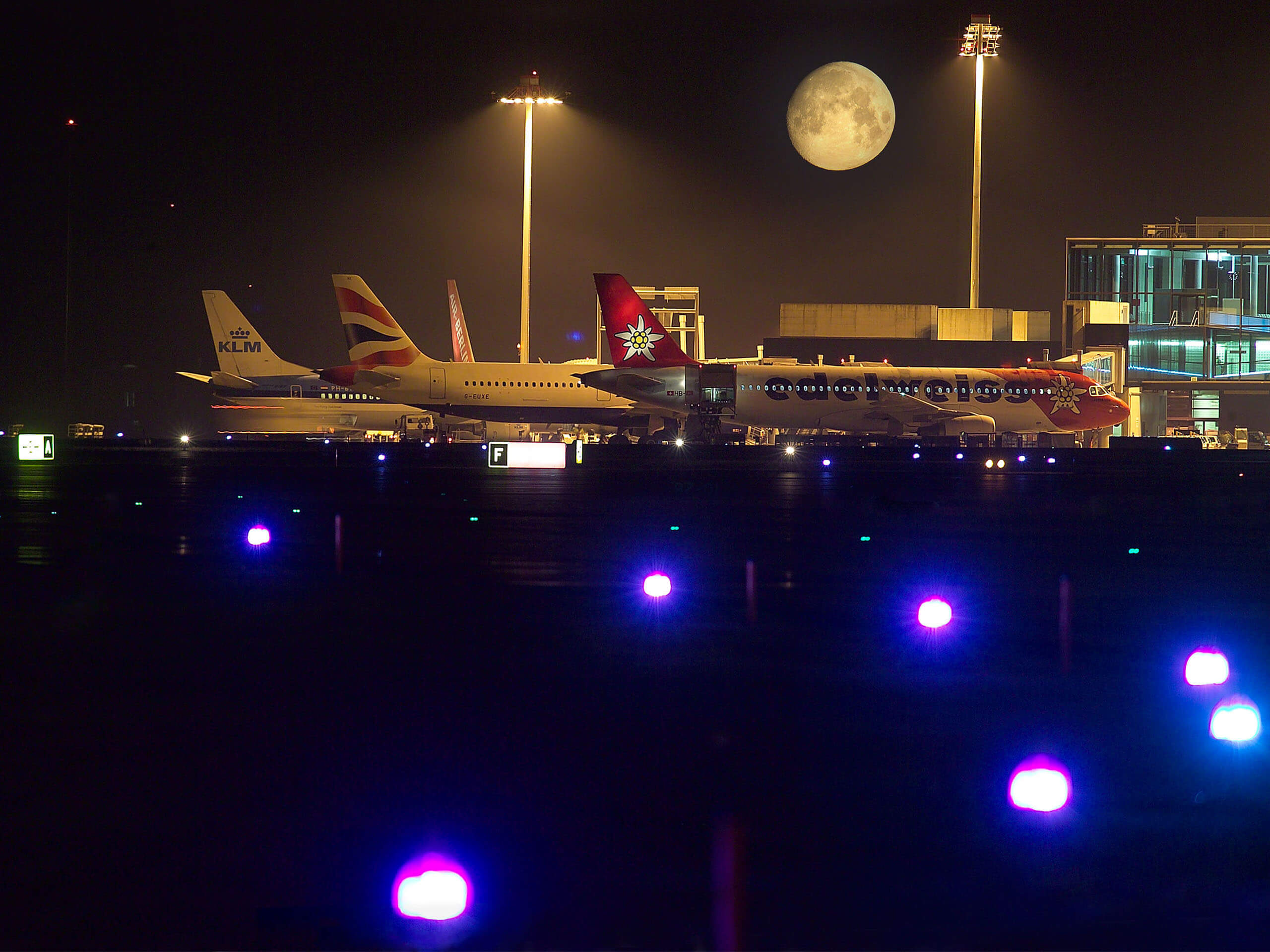 Flughafen Zürich in der Nacht