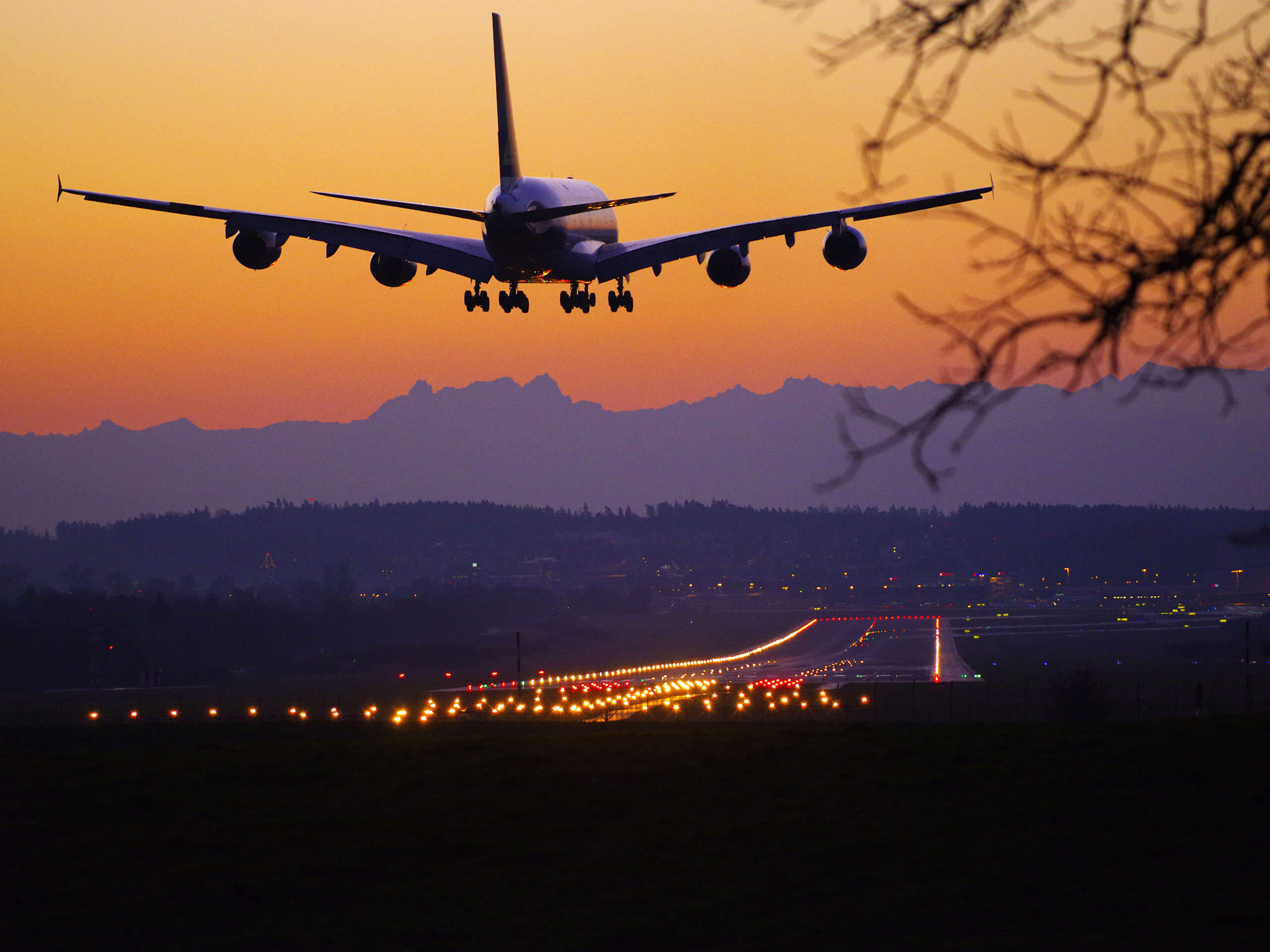 Flugzeug landet während Sonnenuntergang